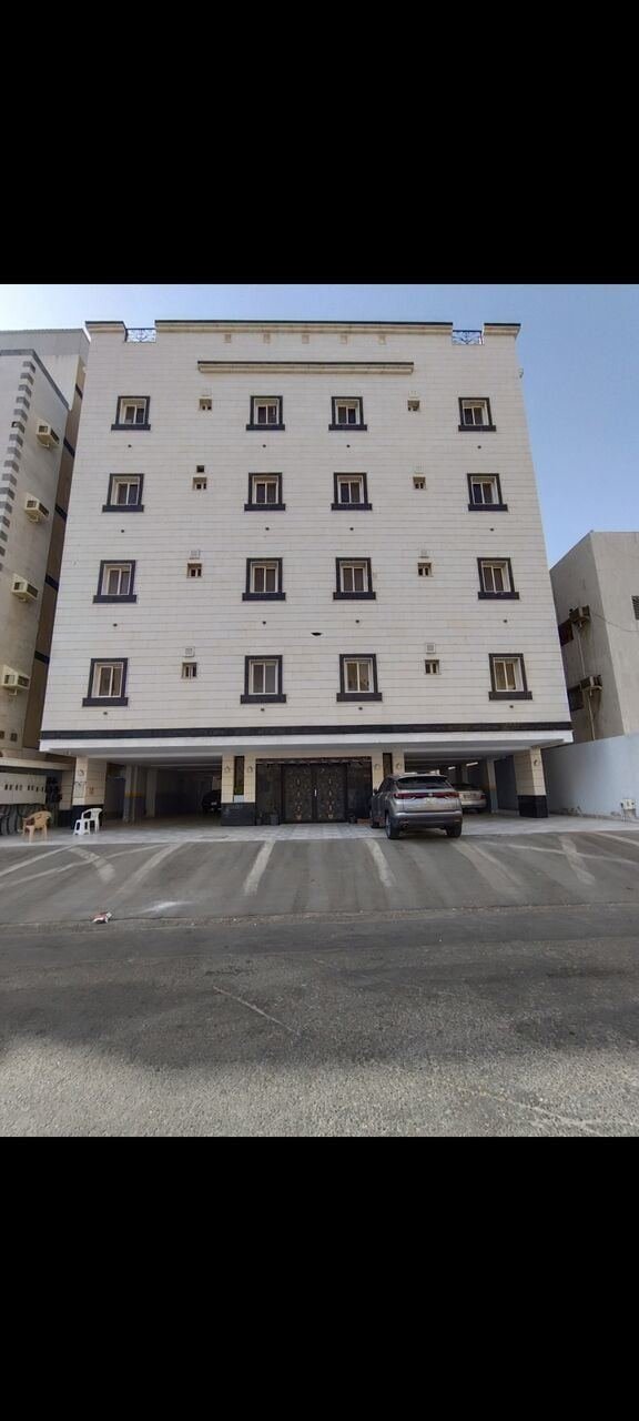 SAR 25000/year, 3 BR, 3 Bedroom 2 Washroom Kitchen Hall