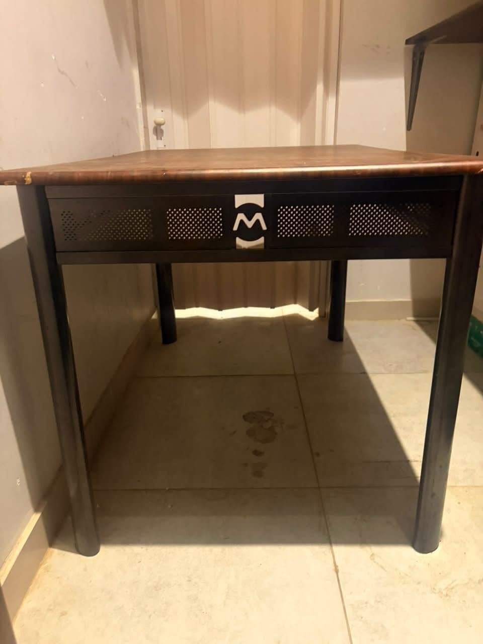 SAR 50, Table