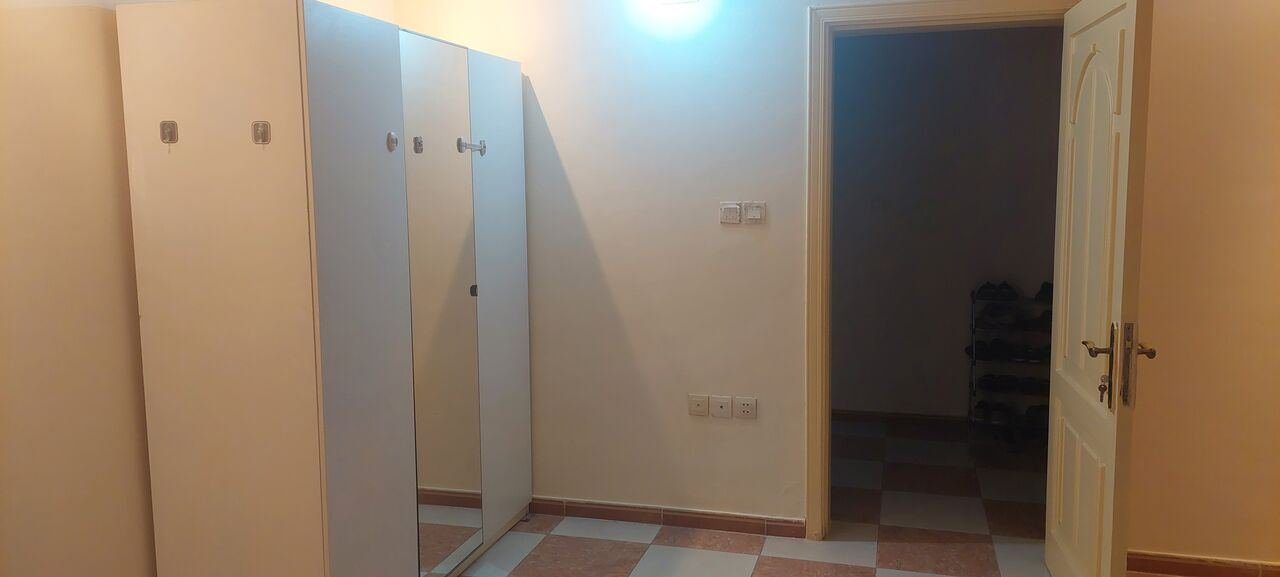 SAR 1100/month, Room Available For Executive Pakistani/Indian Bachelor Along With Internet & Electricity.