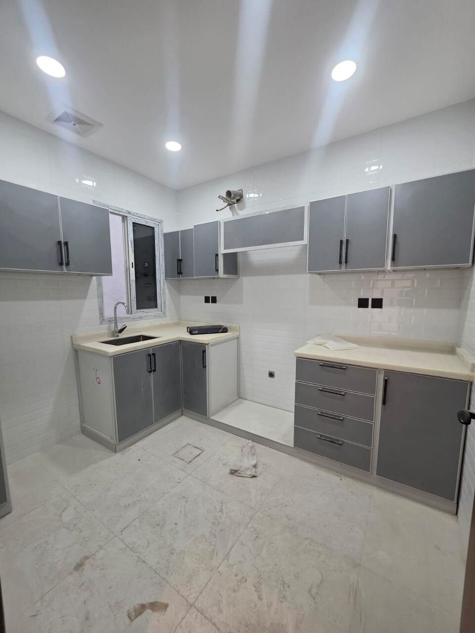 SAR 30000/year, 3 BR, Consists Of:- 3 Bedrooms, A Living Room , 2 Bathrooms, And A Kitchen, Fast Floor, Exter