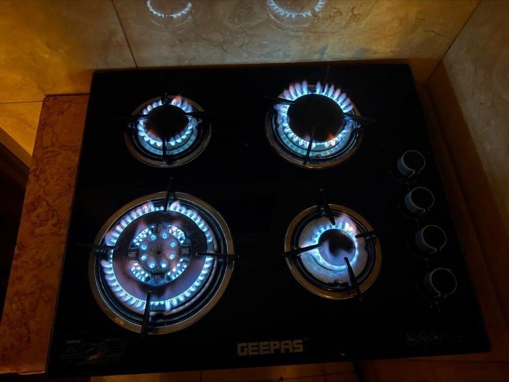 SAR 180, GEEPAS -4 Burner Gas Stove In Good Condition For SALE