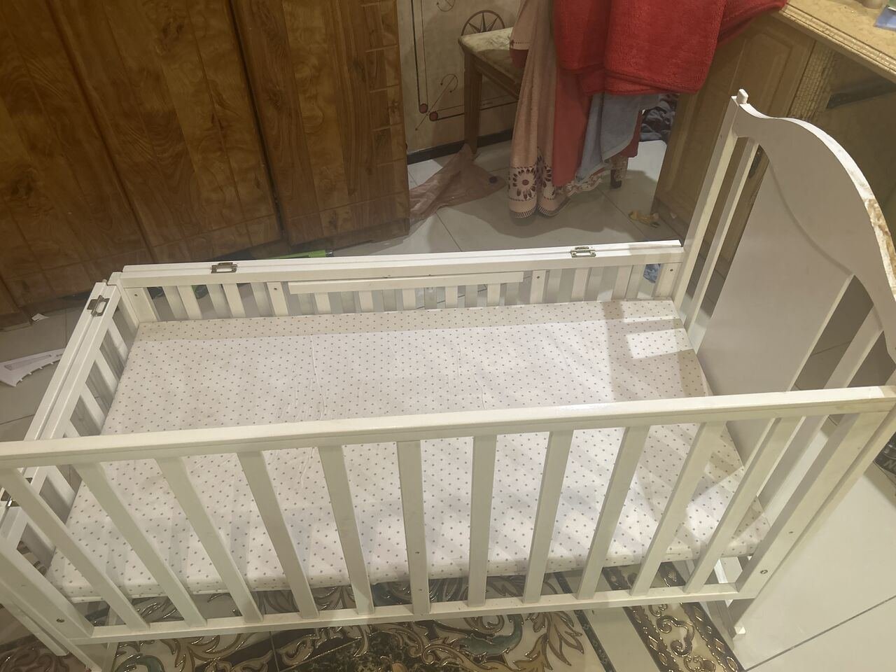 SAR 100, Baby Bed (100SR)And Thread Mill (350SR)For Immediate Sale