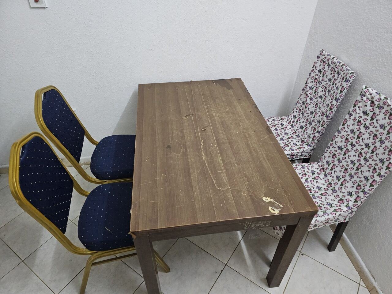 SAR 200, Dinning Table With Chairs