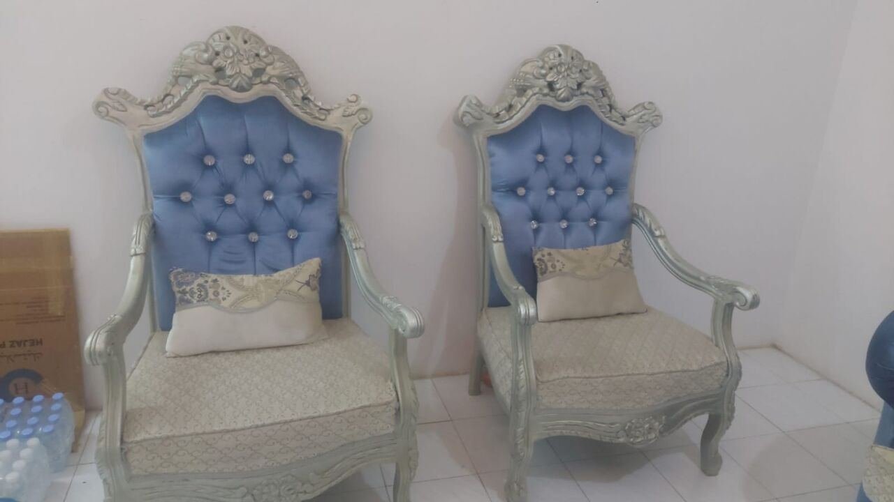 SAR 300, Dinning Table And Sofa For Sale--- Arbaeen Street Manarat International School - Jeddah