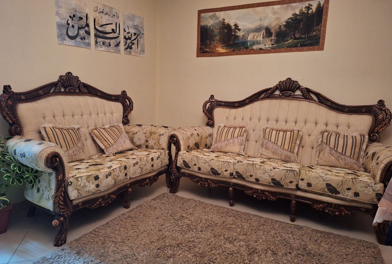 SAR 1000, 7 Seater Sofa Set In Excellent Condition