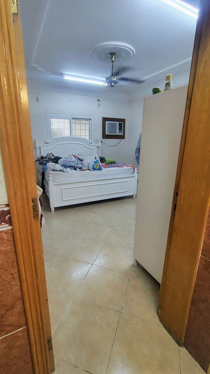 SAR 700/month, Its A 3BHK Flat,2 Comon Indian/western Bathroom,two Rooms Are Occupied And Is 1 Left.