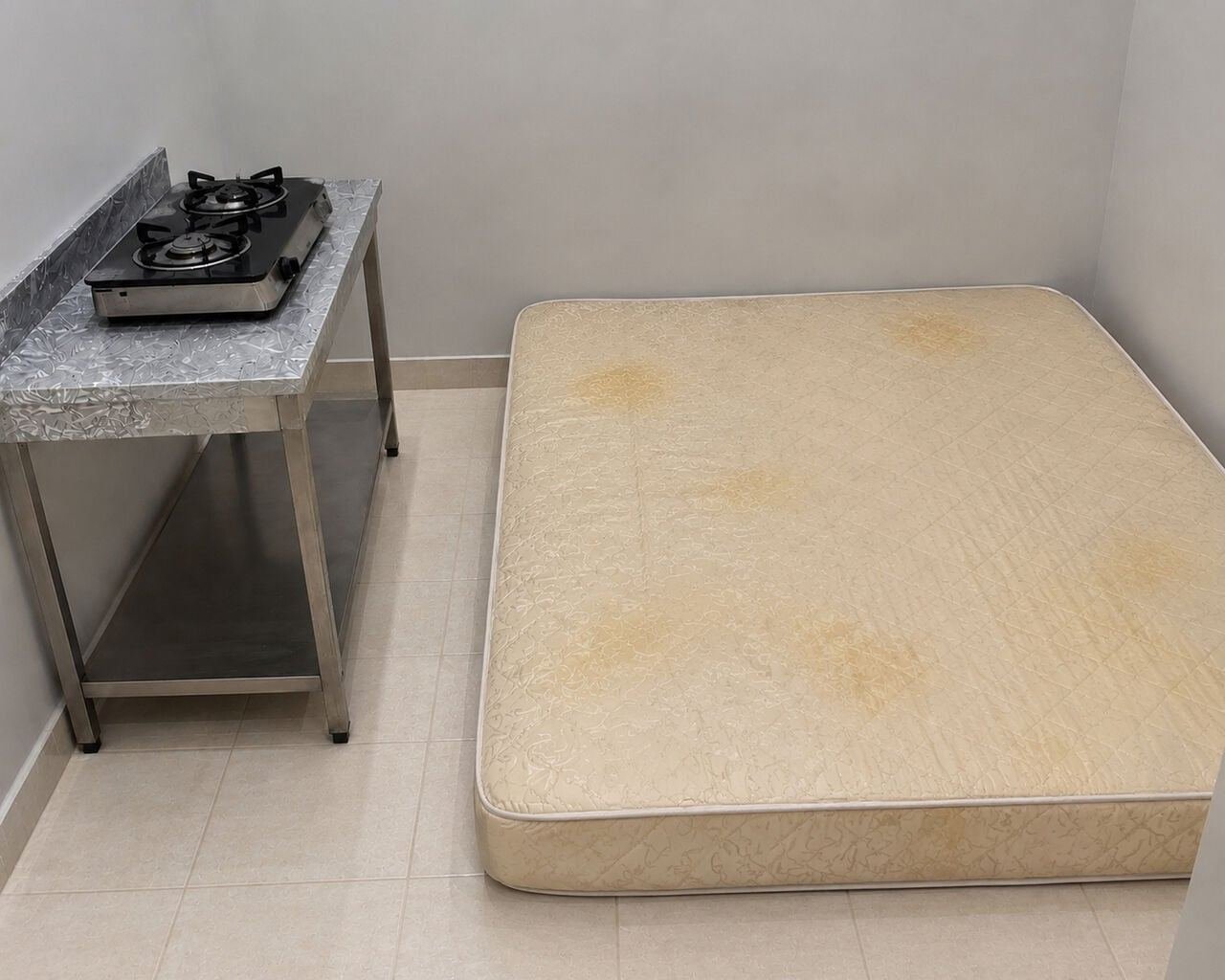 SAR 200, Stainless Steel Table , Gas Stove , Double Matress