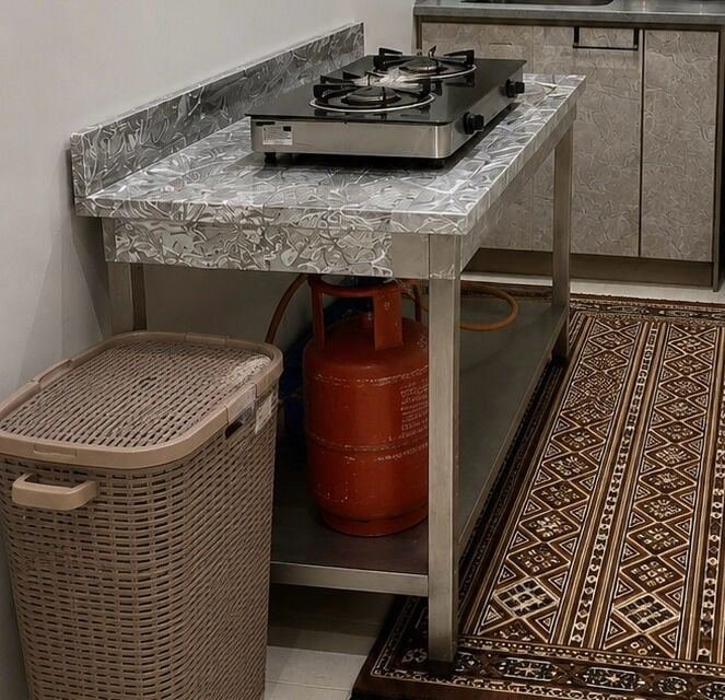 SAR 350, Gas Cylinder Gas Stove And Steel Table