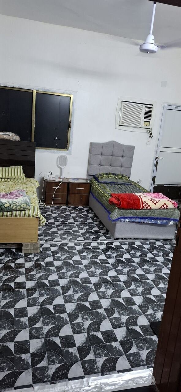 SAR 900500/month, Single Room And Bed Space For A Decent Indian Or Pakistani Bachelor In 2 Room Family Flat.