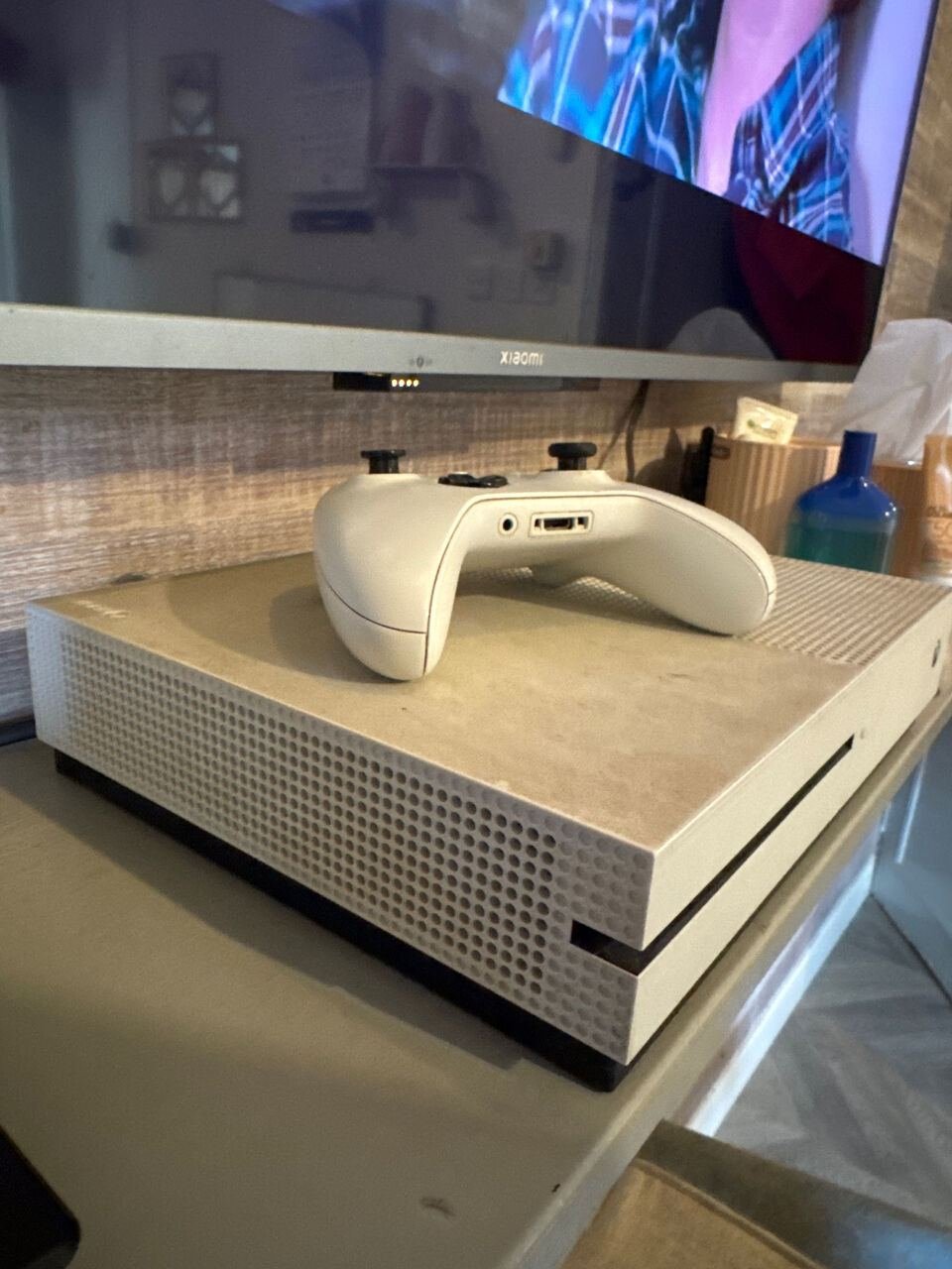 SAR 500, Xbox One 1tb With One Controller Plus Fifa 20