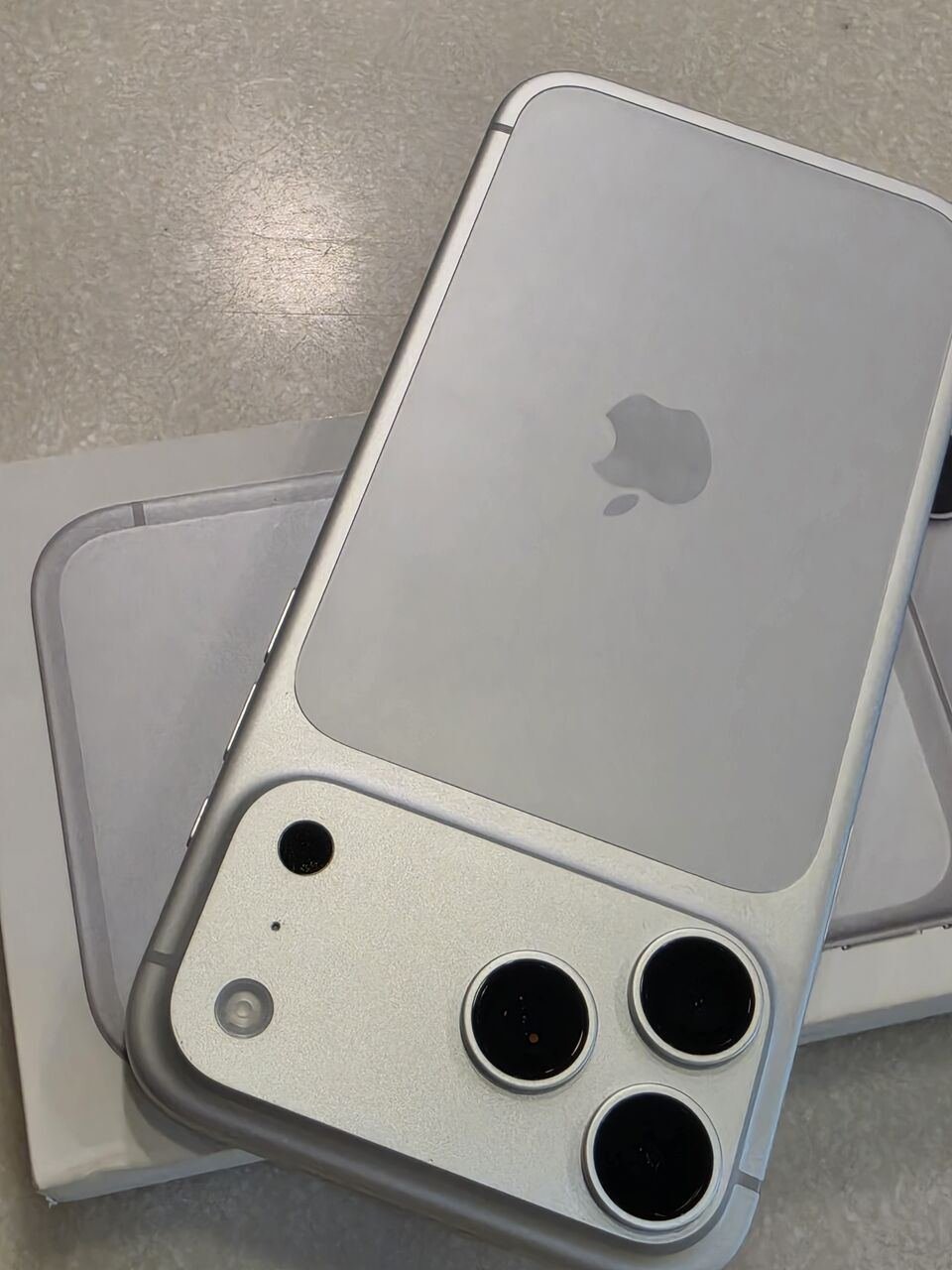 SAR 5800, IPhone 17 Pro Max 1tb