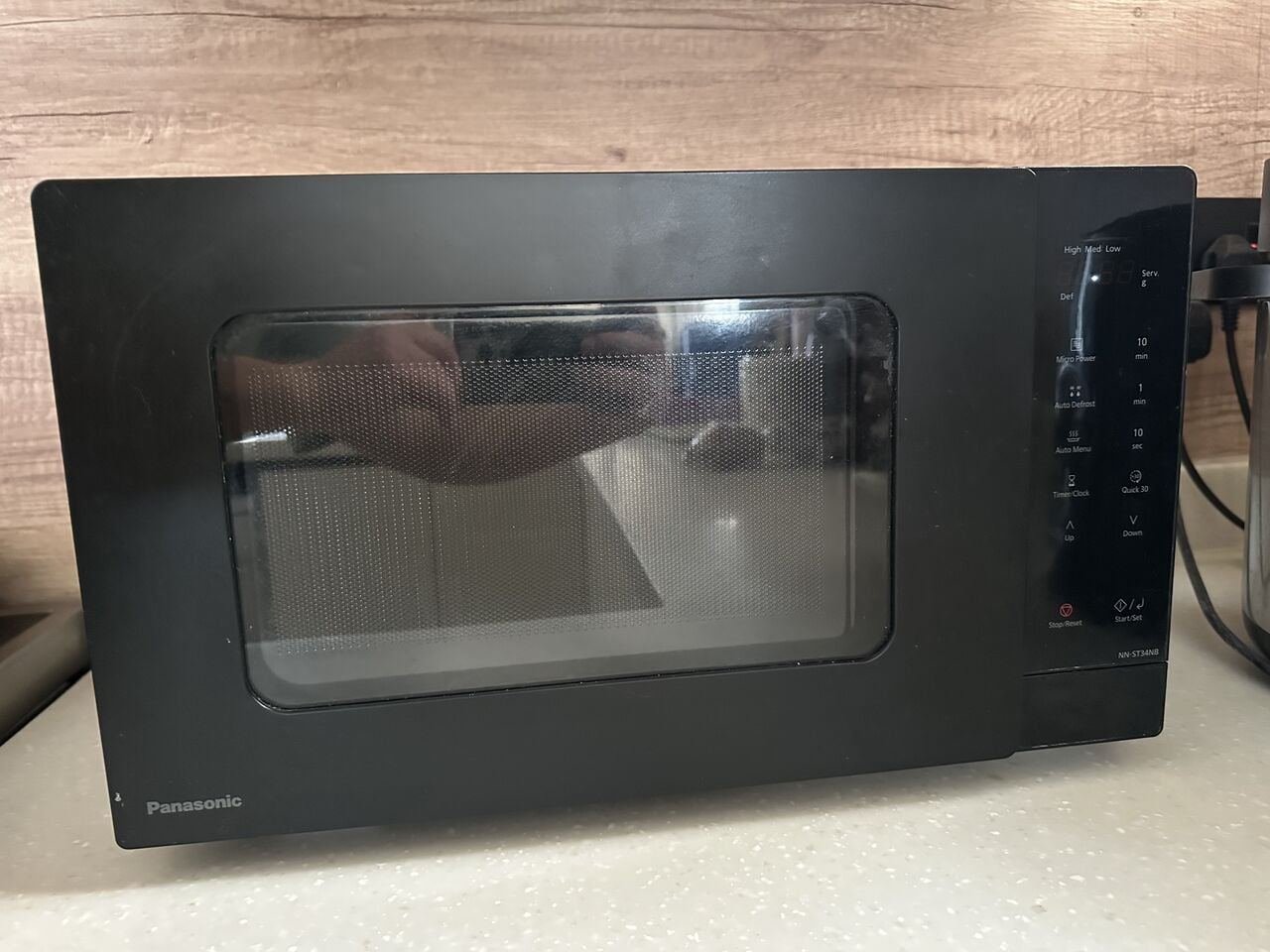 SAR 200, Panasonic 25L Microwave NN-ST34NB (900W)