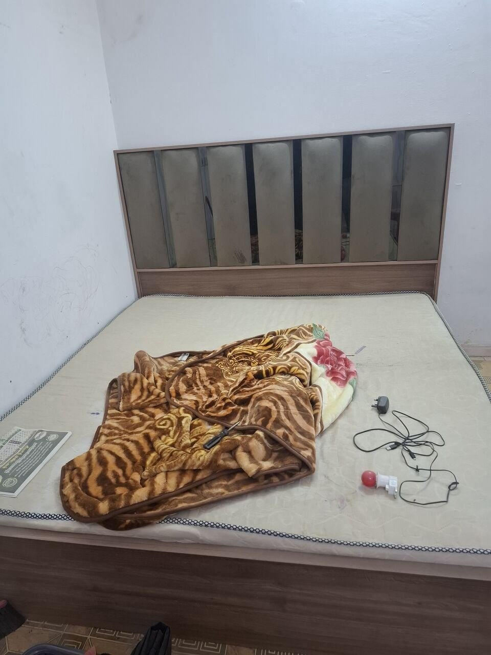 SAR 850, I Am Going To Sell One Window AC One Refregirator One Alamari One Queen Bed With Cot