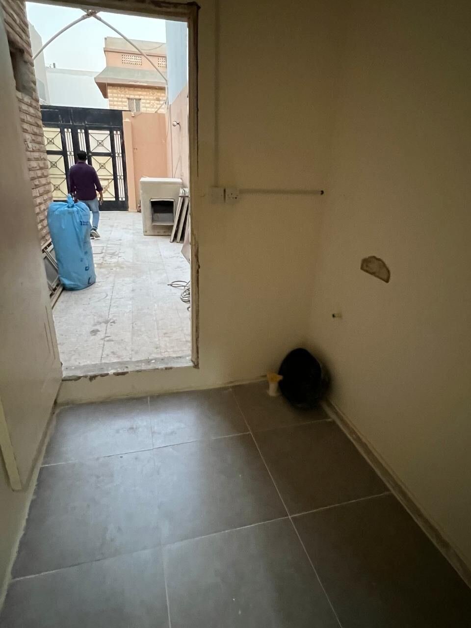 SAR 13000/year, 1 Room, Kitchen And Toilet Bachelor Flat Available In A Descent Villa. Malaz