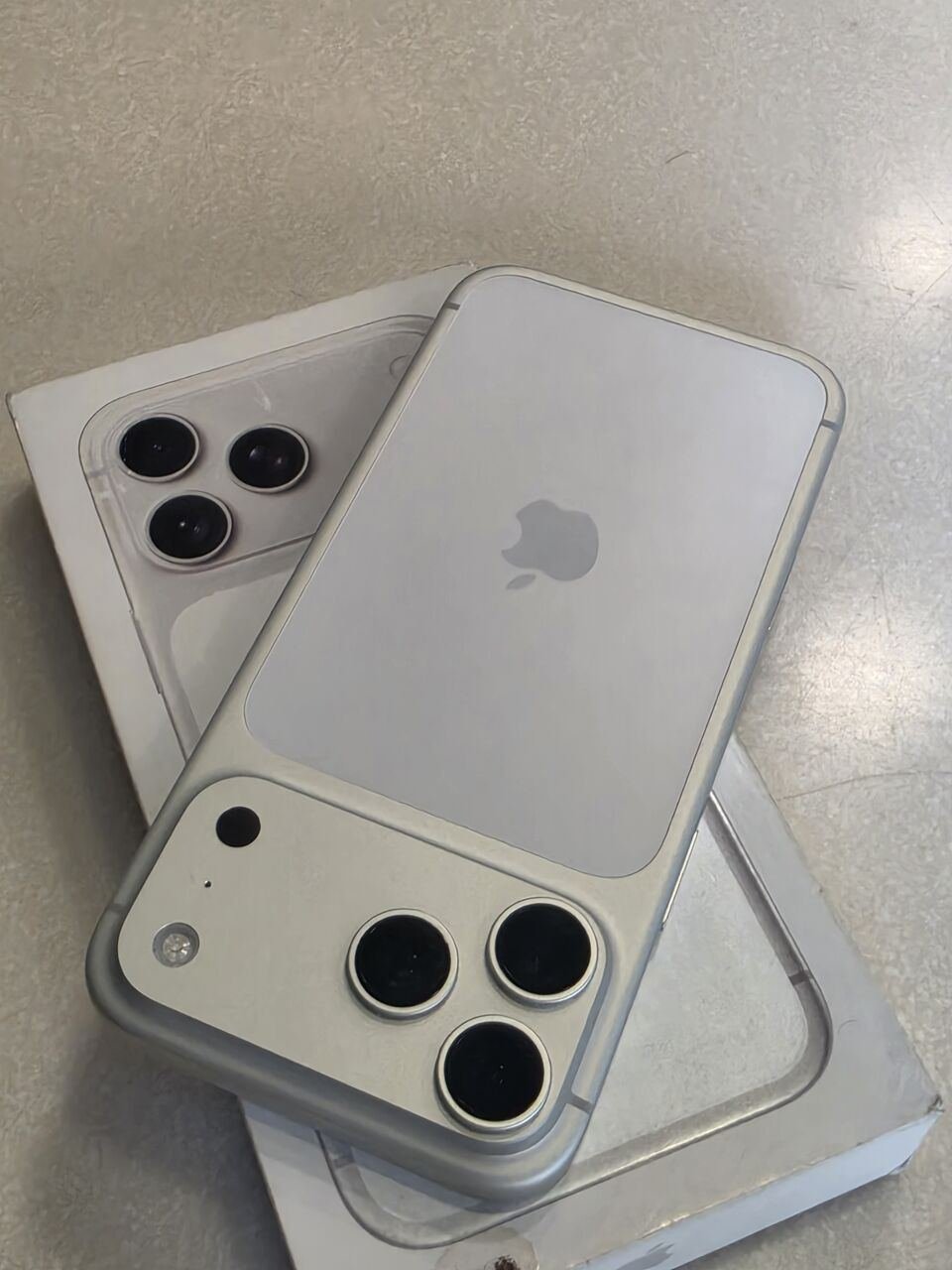 SAR 4300, IPhone 17 Pro Max