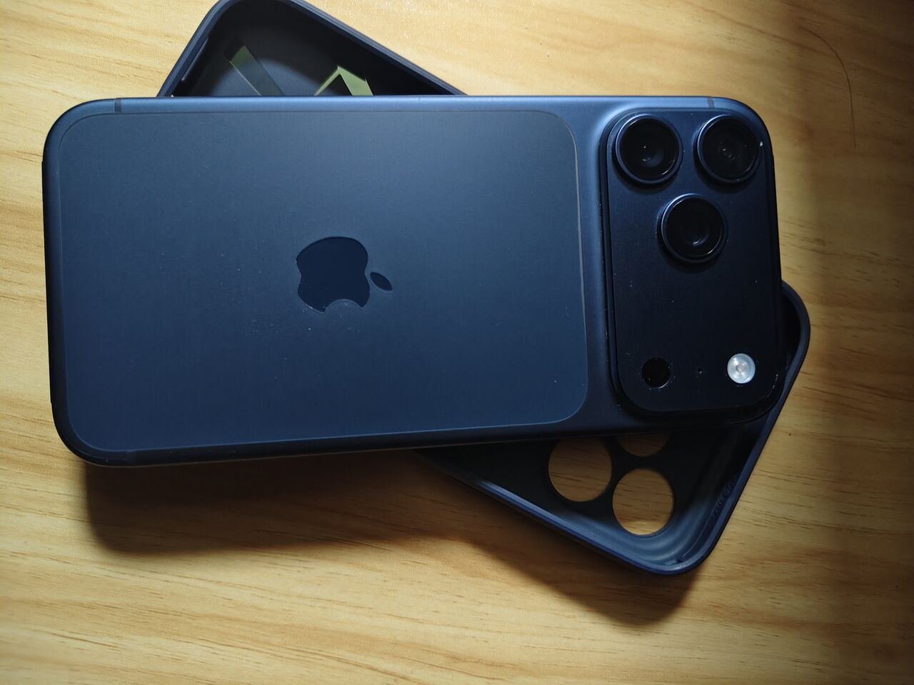SAR 5600, I Phone 17 Pro Max 512 Gb
