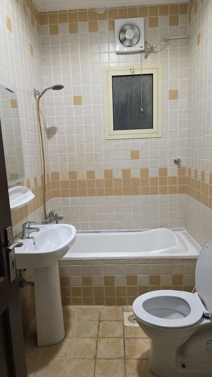 SAR 1200/year, I Have 1 Room For Bachelor In Salama