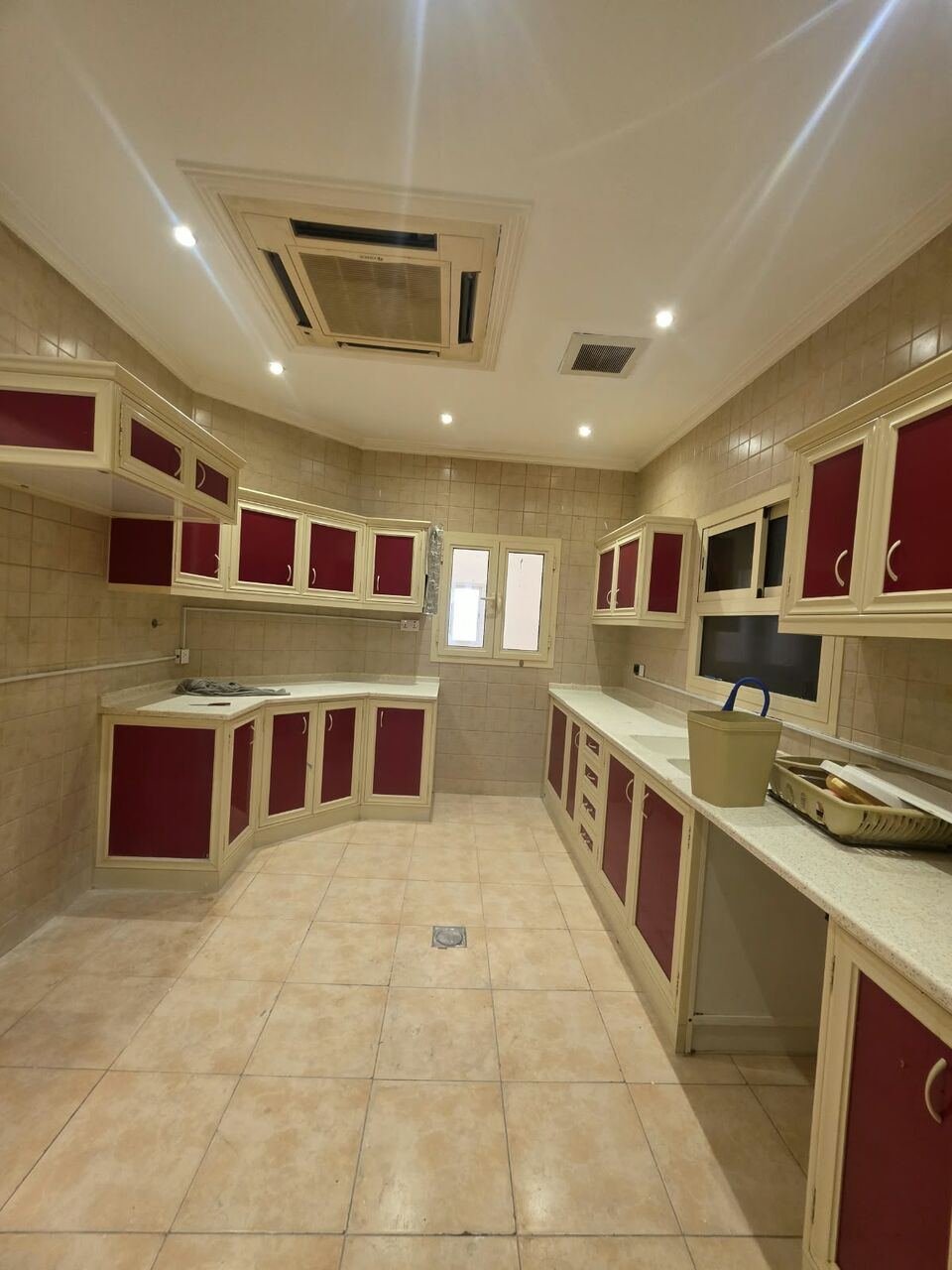 SAR 41000/year, 3 BR, 3 Bedrooms, 2 Living Room, 1 Majlis Room 4 Bathrooms, And A Kitchen, Fast Floor,elevator