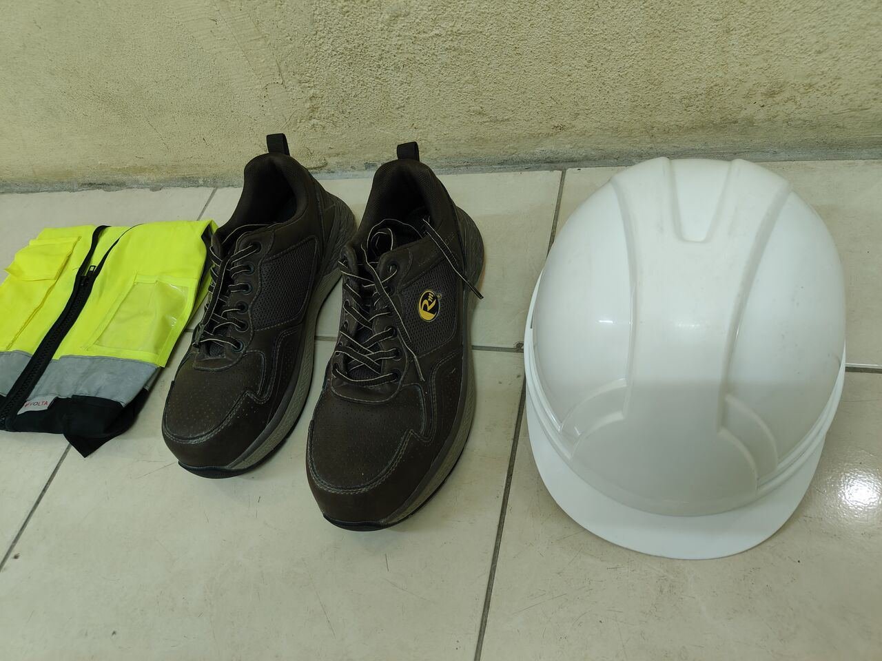 SAR 130, SAR 130 - Safety Shoe, Helmet, & Safety Vast
