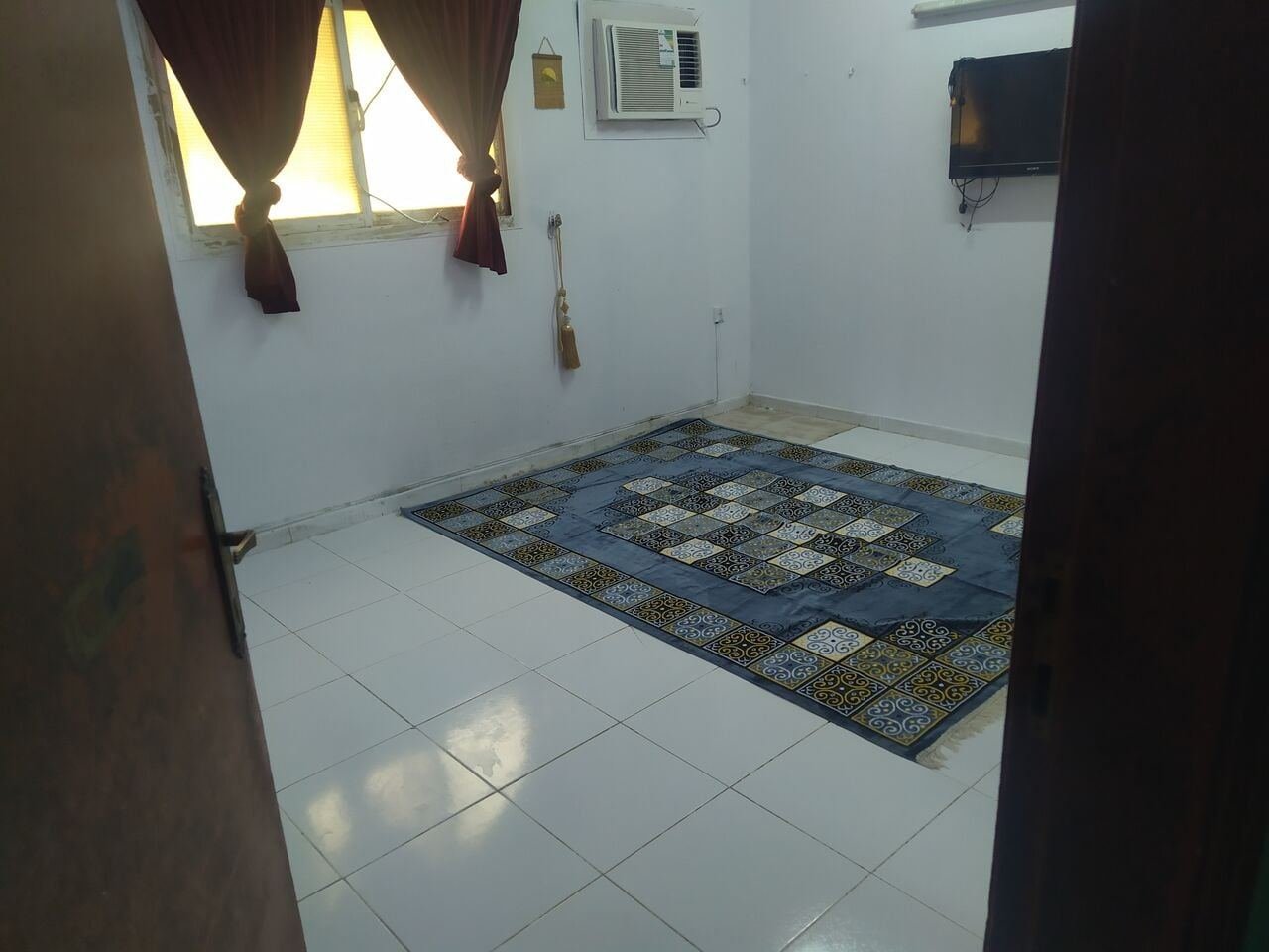 SAR 1300/month, Furnished, A Single Spacious Room With Separate Bathroom Is Available