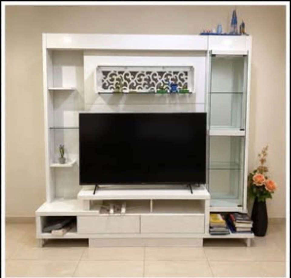 SAR 450, URGENT SALE : TV Showcase