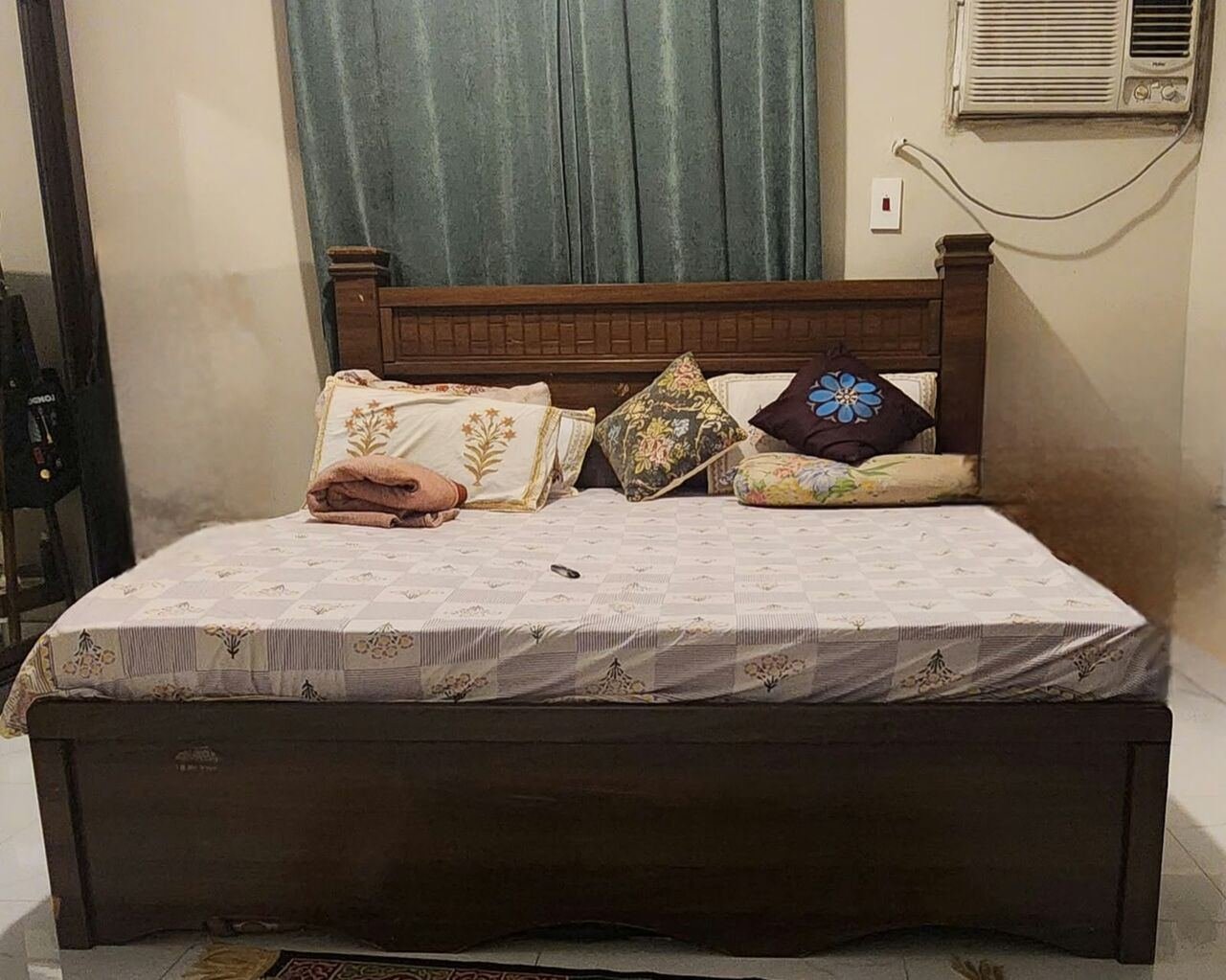 SAR 200, King Size Bed (no Matterres)