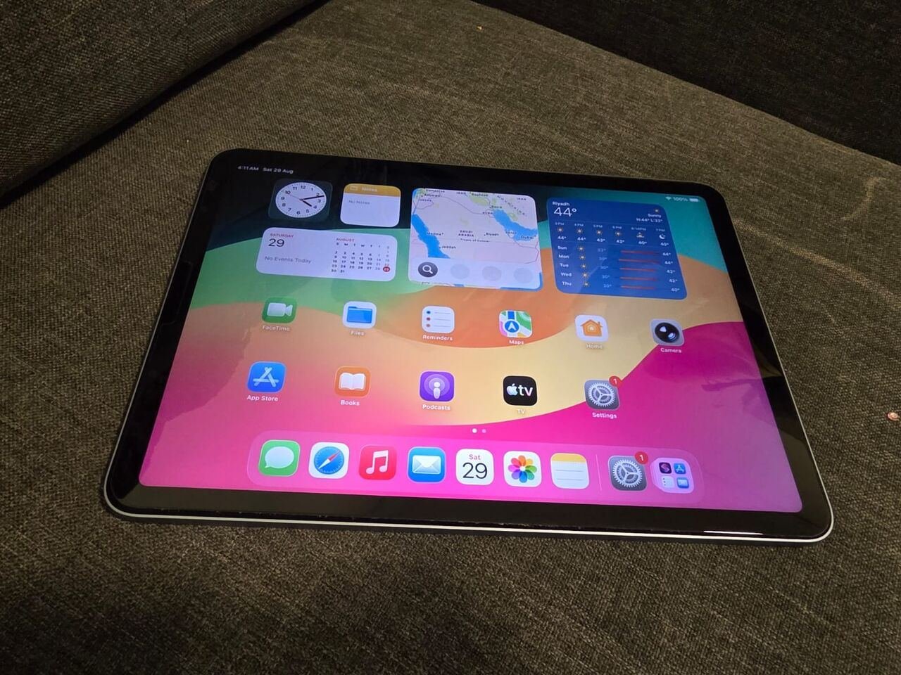 SAR 2000, Apple IPad Air 4th Gen 256GB Wi-Fi