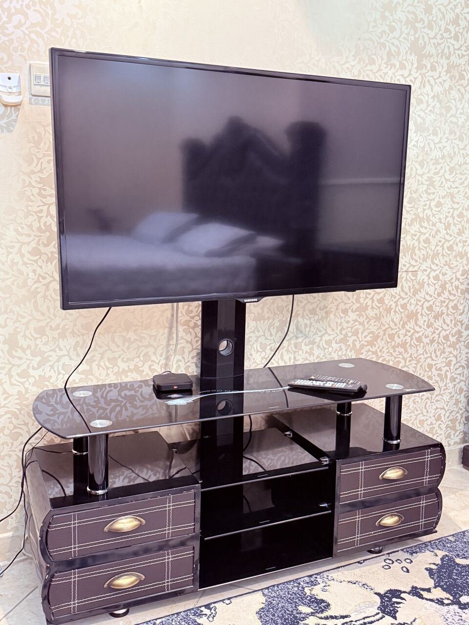 SAR 800, URGENT – Samsung 40” LCD +Console