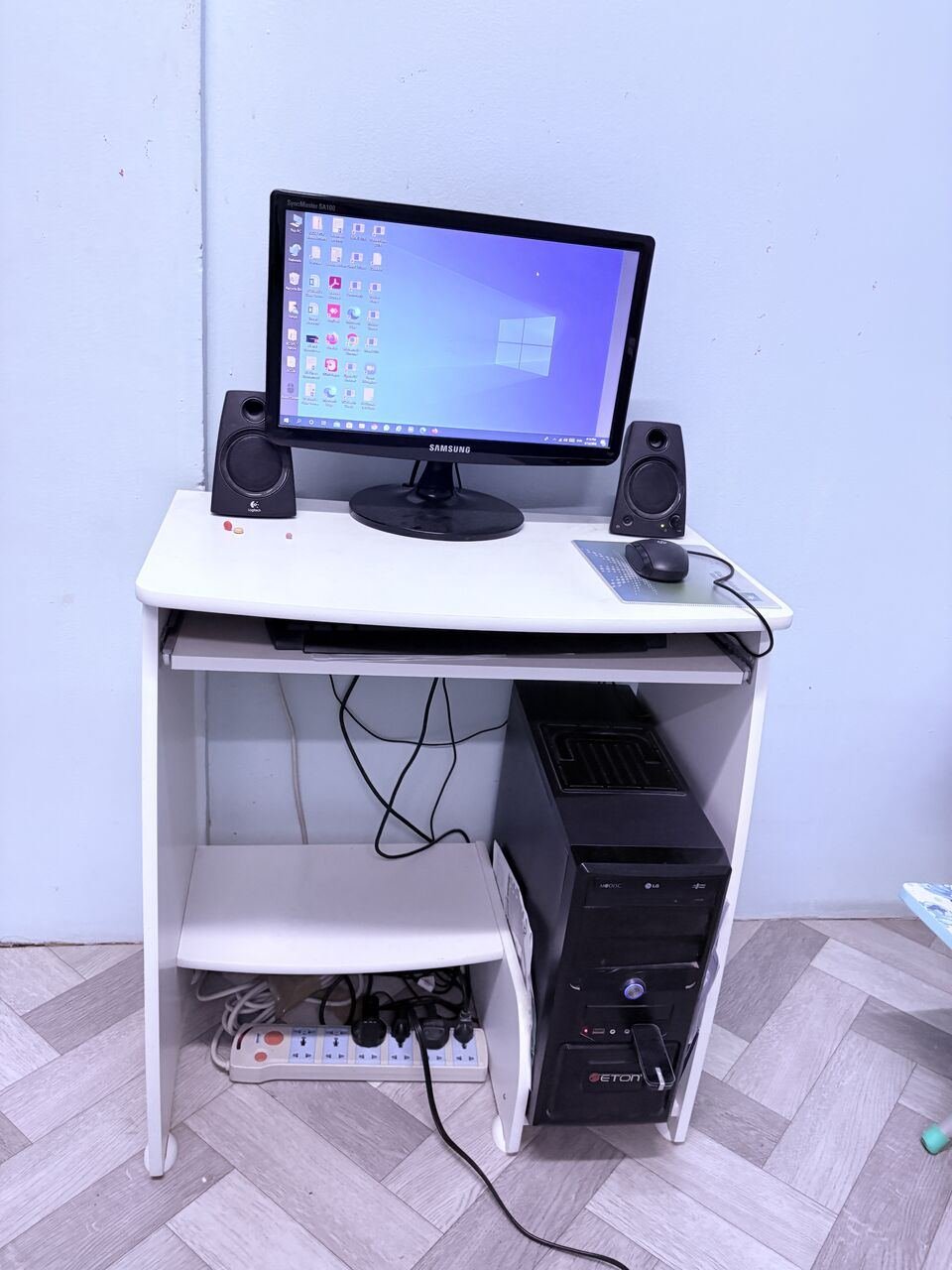 SAR 300, Core I3 Desktop Computer With Computer Desk For Sale