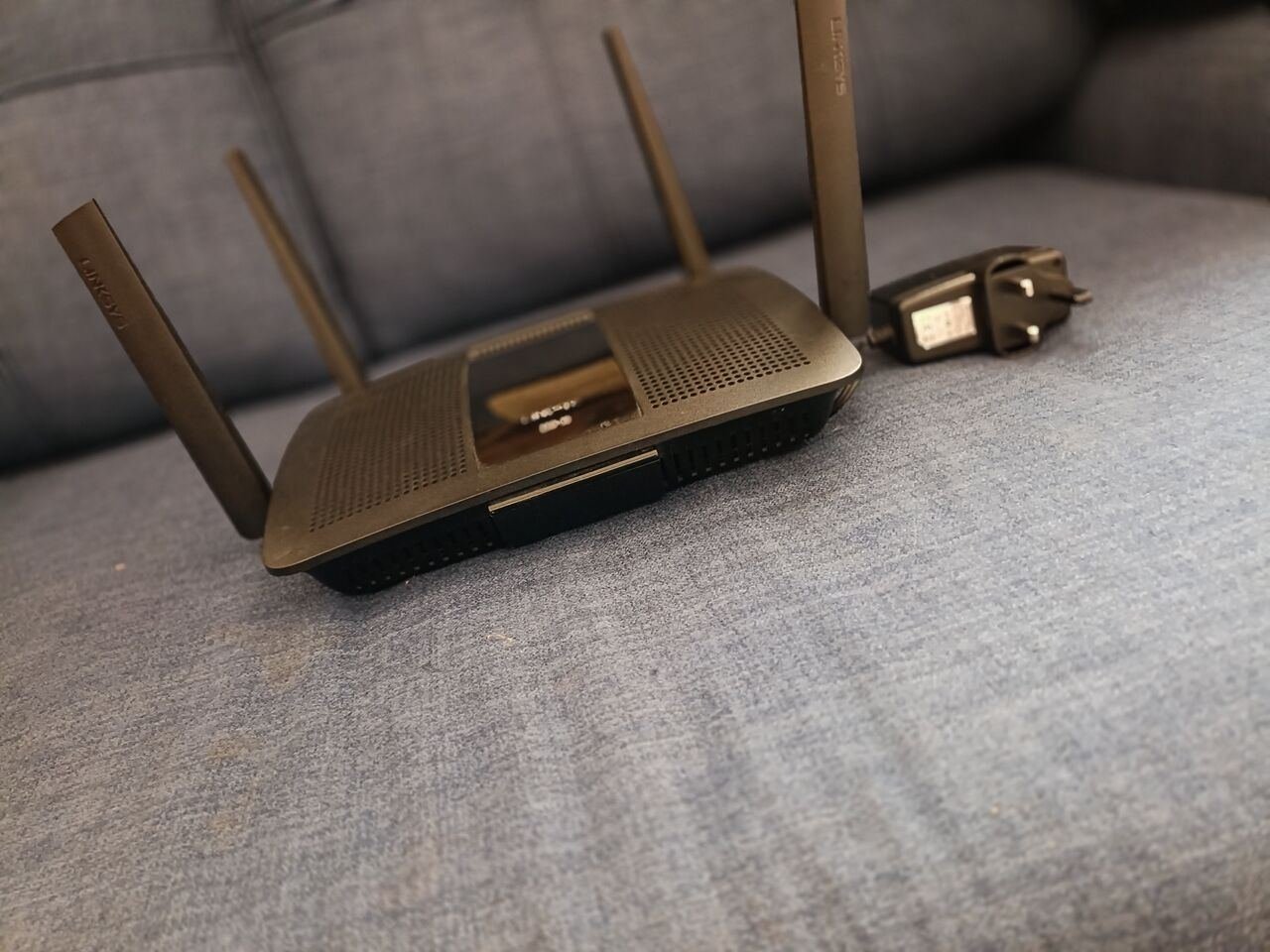 SAR 90, Linksys EA8500 Max-Stream AC2600 MU-MIMO Smart Wi-Fi Router – Excellent Condition