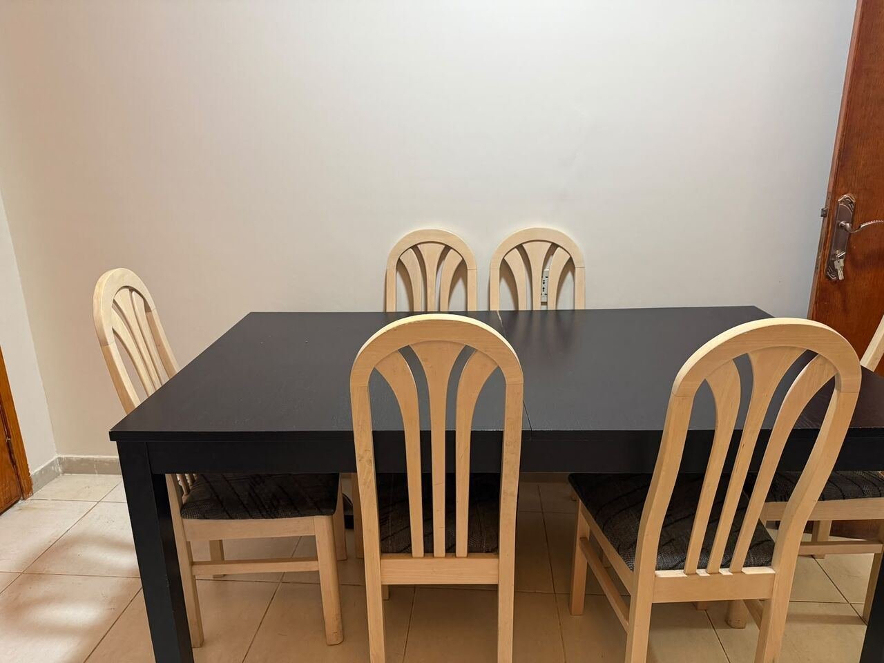 SAR 650, Dining Table And 6 Chairs - 650 SAR