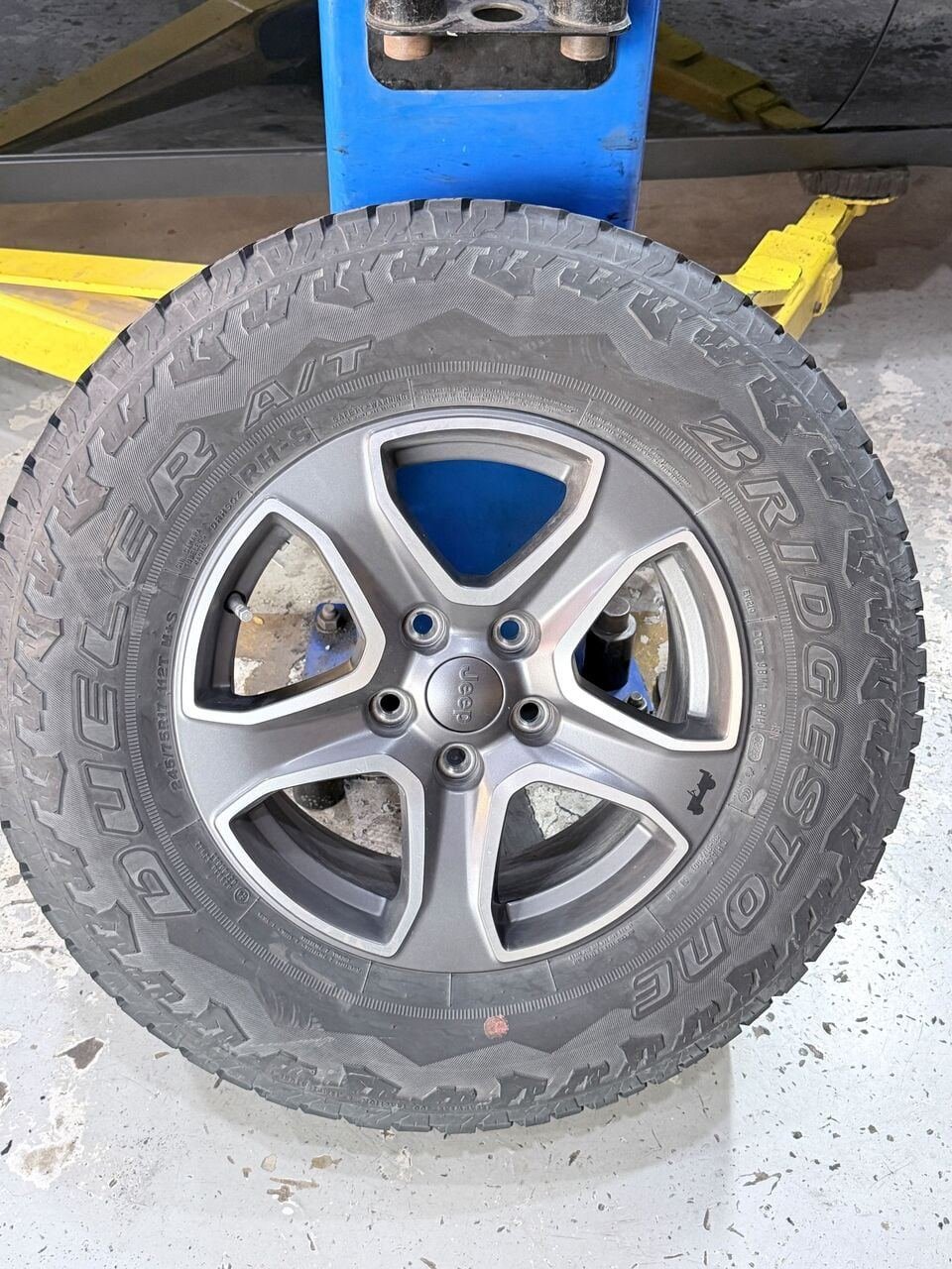 SAR 1200, Original Jeep Alloy Wheels With Tyres For Sale
