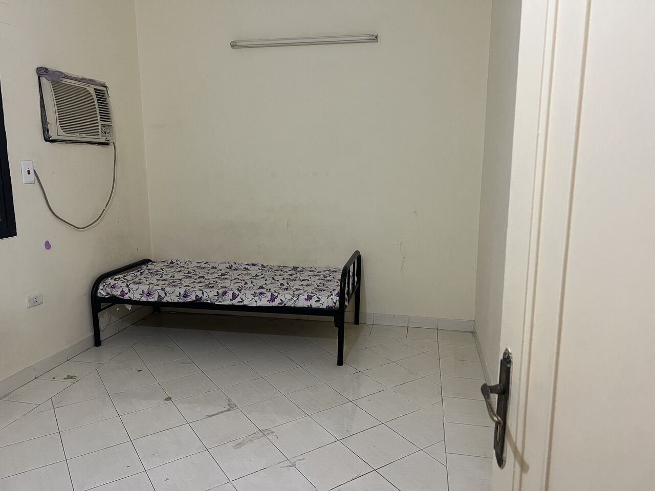 SAR 750/month, Furnished, Long Or Short Term Single Bachelor Room Mini Furnish At 750 Plus Electric