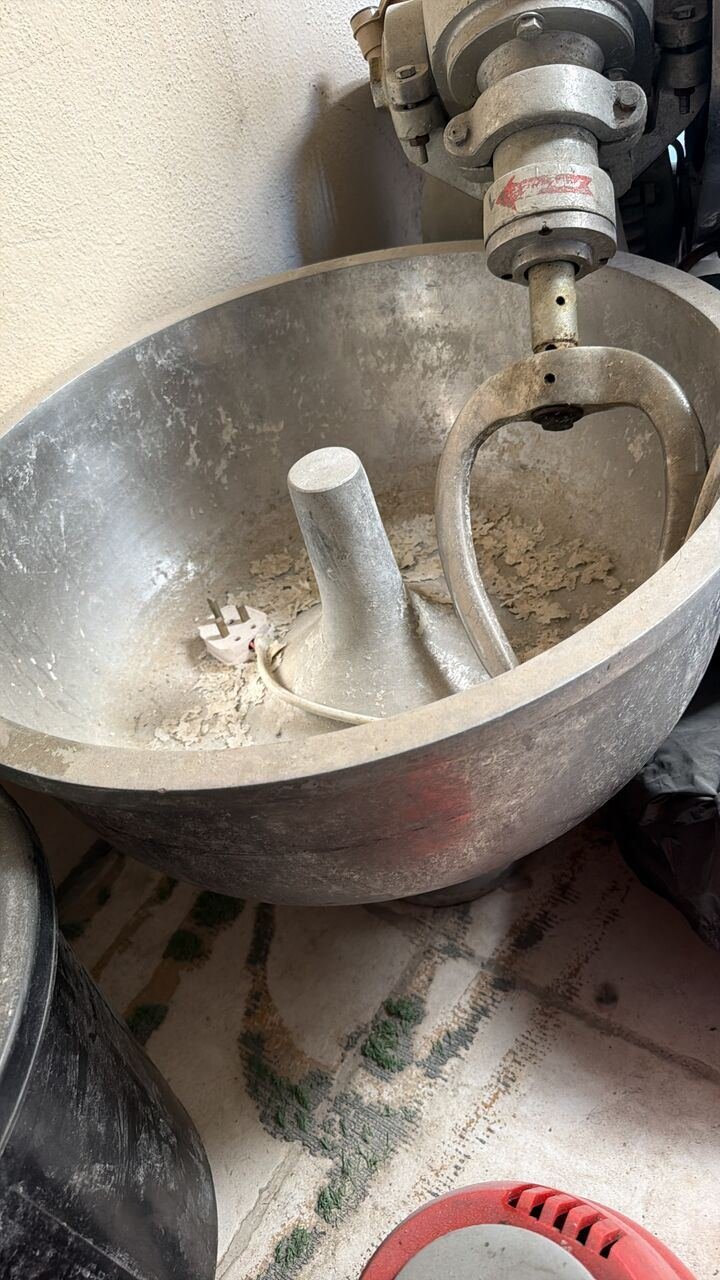 SAR 1800, Urgent Sale: 25 Kg Commercial Maida / Dough Mixer