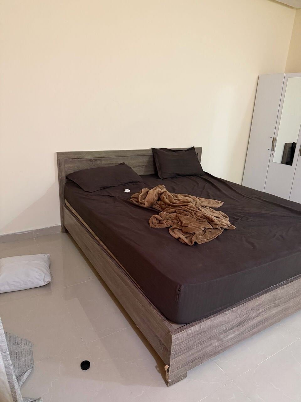 SAR 1000, Bed Without Matress And Wardrobe