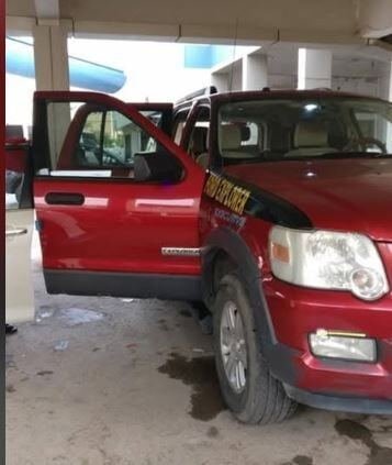 SAR 7000, FORD EXPLORER, 2006, Automatic, 300000 KM, URGENT SALE 7000SAR @ SEVEN SEATER