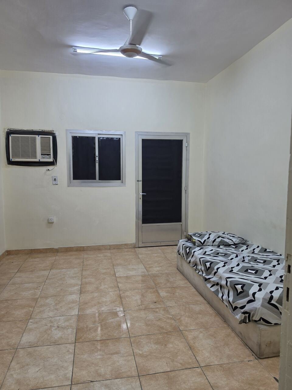 SAR 800/month, A Clean And Comfortable Semi-furnished Room Is Available For One Person Only In A Well-mai