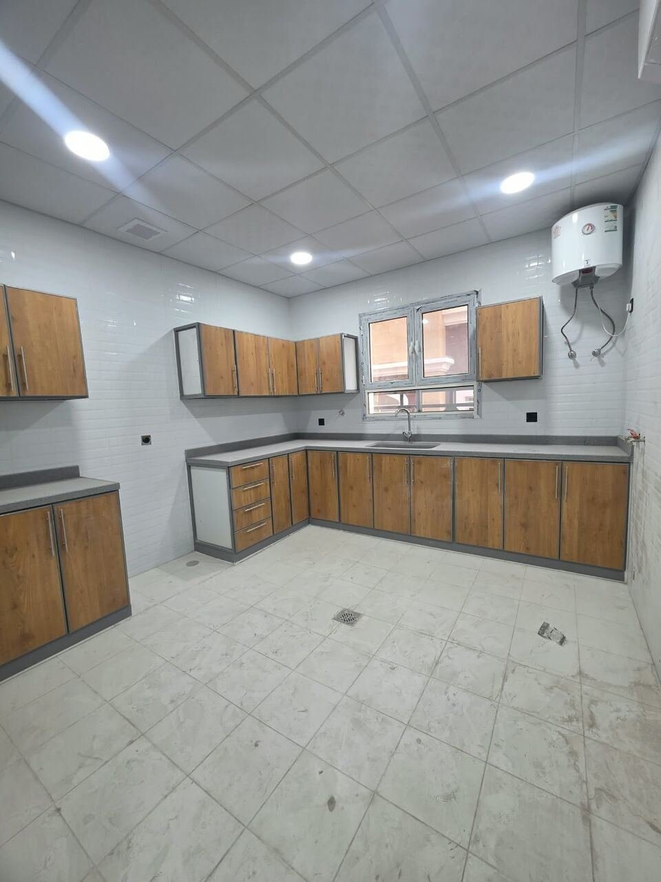 SAR 34600/year, 3 BR, New Luxury 3 Bedrooms, A Hall, 2 Bathrooms, A Kitchen,with Air Conditioners And Elevator,p