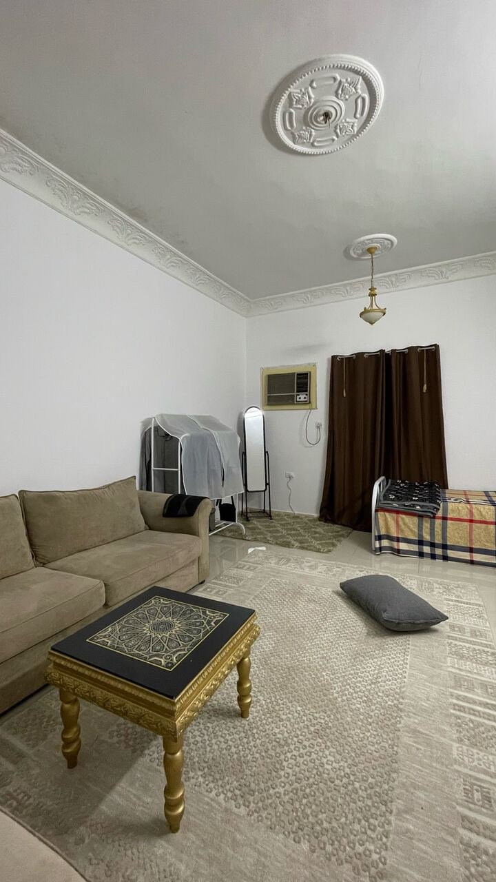 SAR 1800, Spacious 2 Rooms Flat With Kitchen And Bathroom