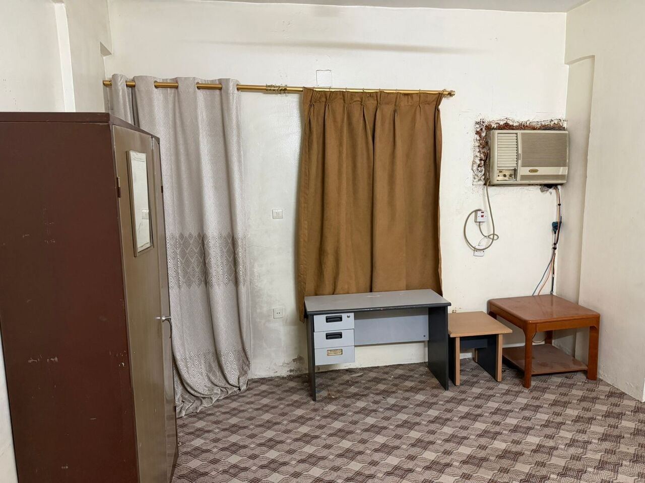 SAR 900/month, Room Available For Executive Bachelor In Family Flat+Separate Bath Room+300 MB Internet