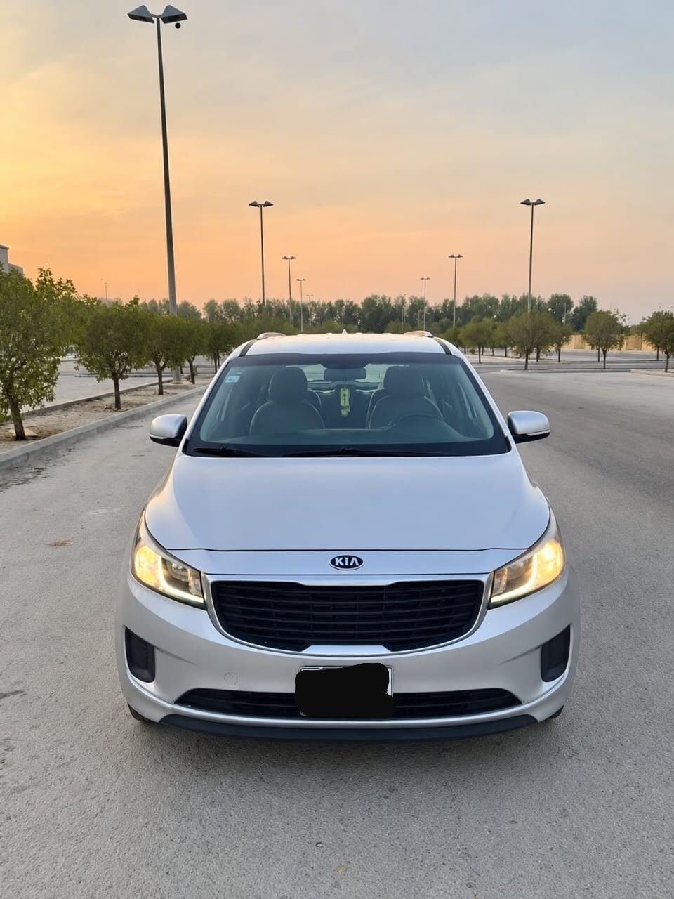 SAR 1, Kia Carnival, 2016, Automatic, 180000 KM, LOW MEILAGE