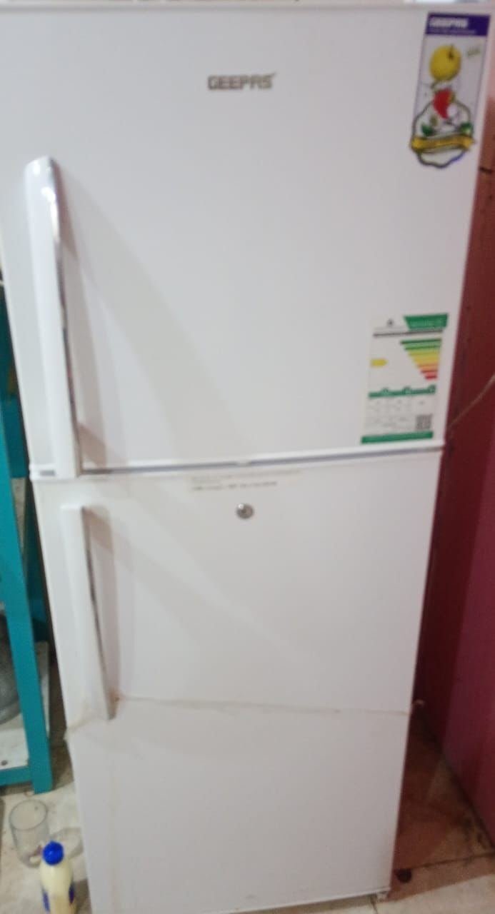 SAR 695, Refrigerator Fridge 201L ( GEEPAS ) DE FROST