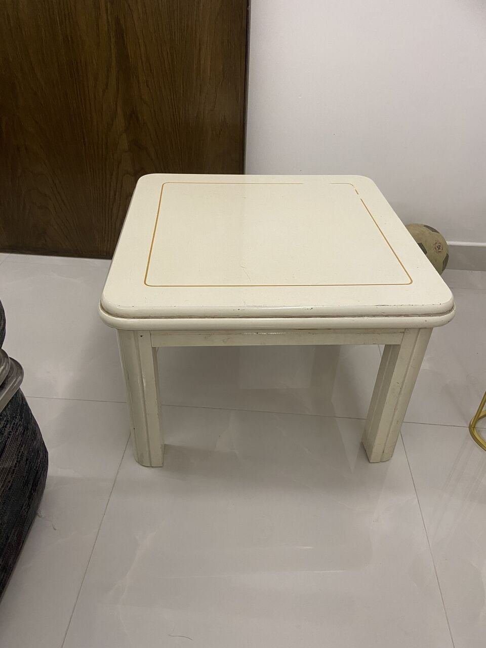 SAR 20, Two Small Tables