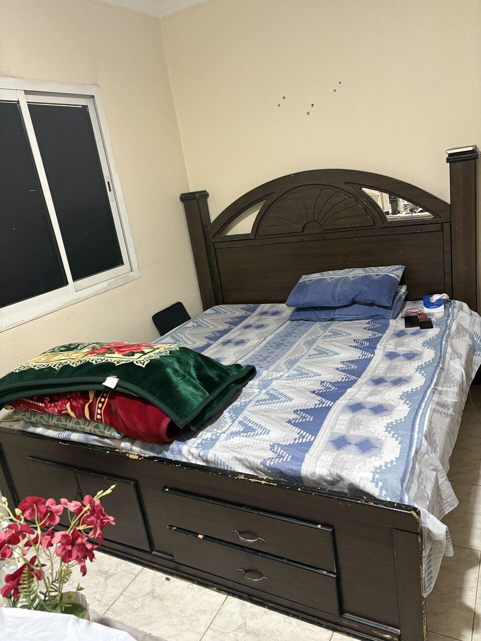 SAR 300, King Size Bed And 3 Door Cabinet In Perfect Condition. (Final Exit Sale)