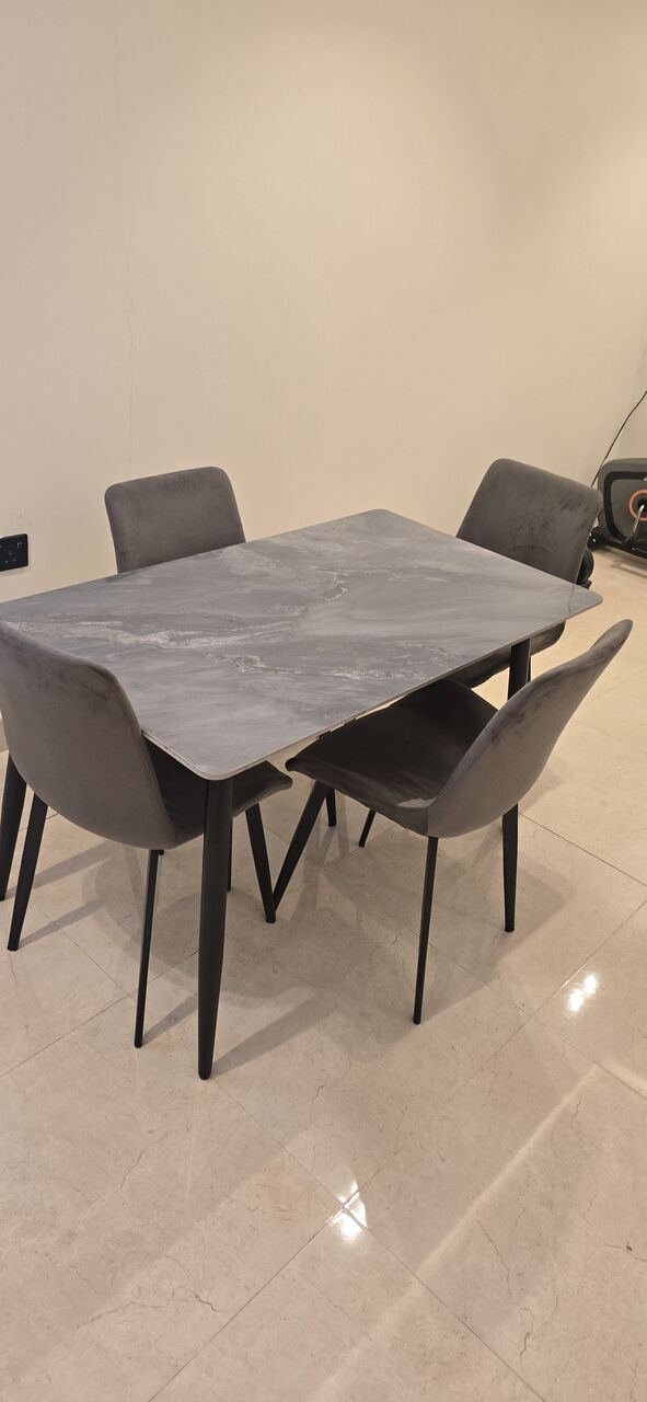 SAR 800, مائدة طعام من رخام 70*120 Cm و ٤ كراسي