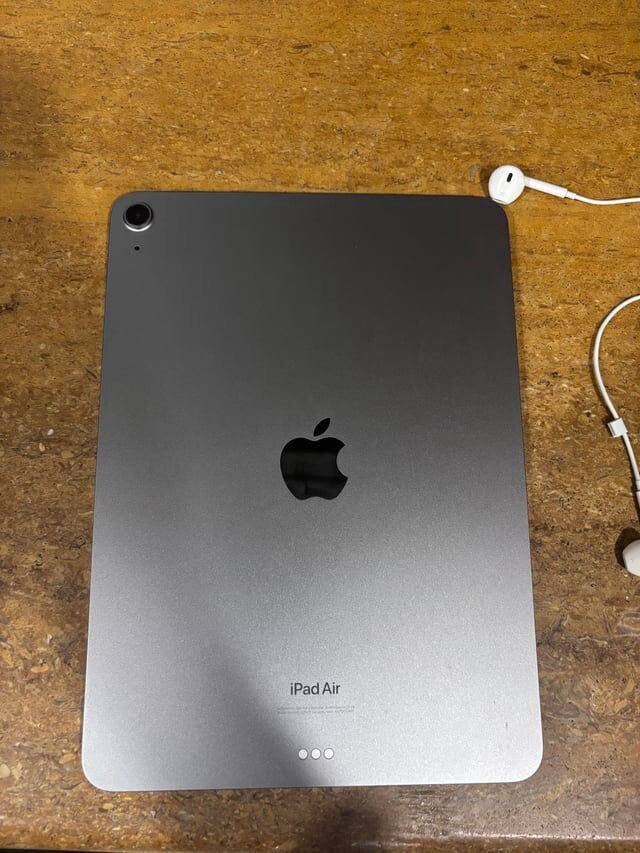 SAR 3550, IPad Mini 7 Cellular 256GB Space Grey With Keyboard Case