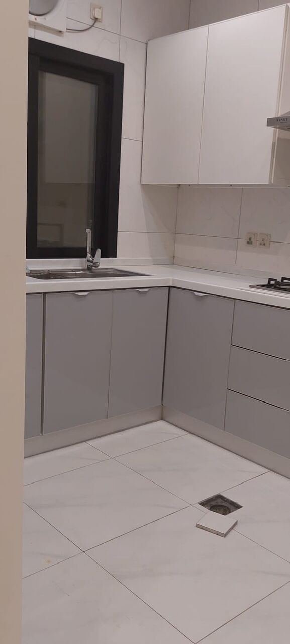SAR 45000/year, 4 BR, Speciouse Family Apartment With Large Size Galary New Building Decent Place