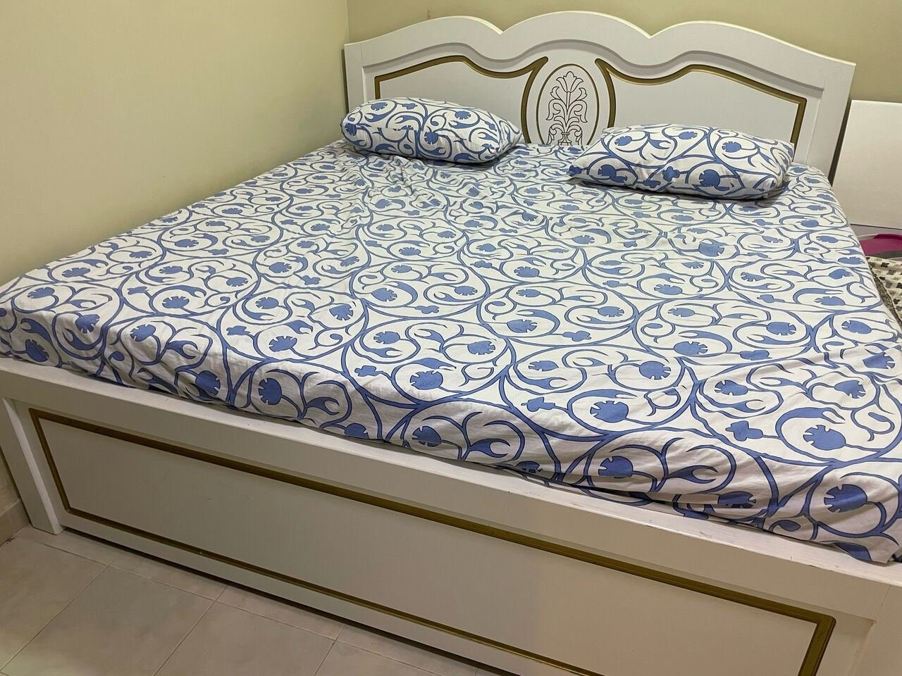 SAR 2500, URGENT SALE: Elegant White & Gold Wooden Bed Frame - Excellent Condition!