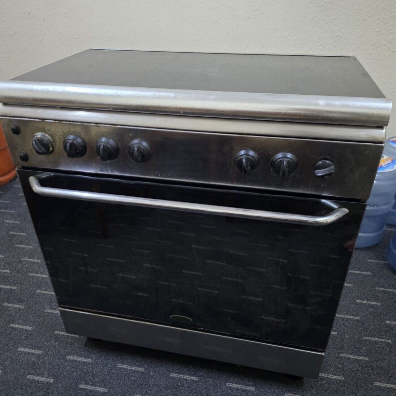 SAR 470, Cooking Range In Very Good Condition