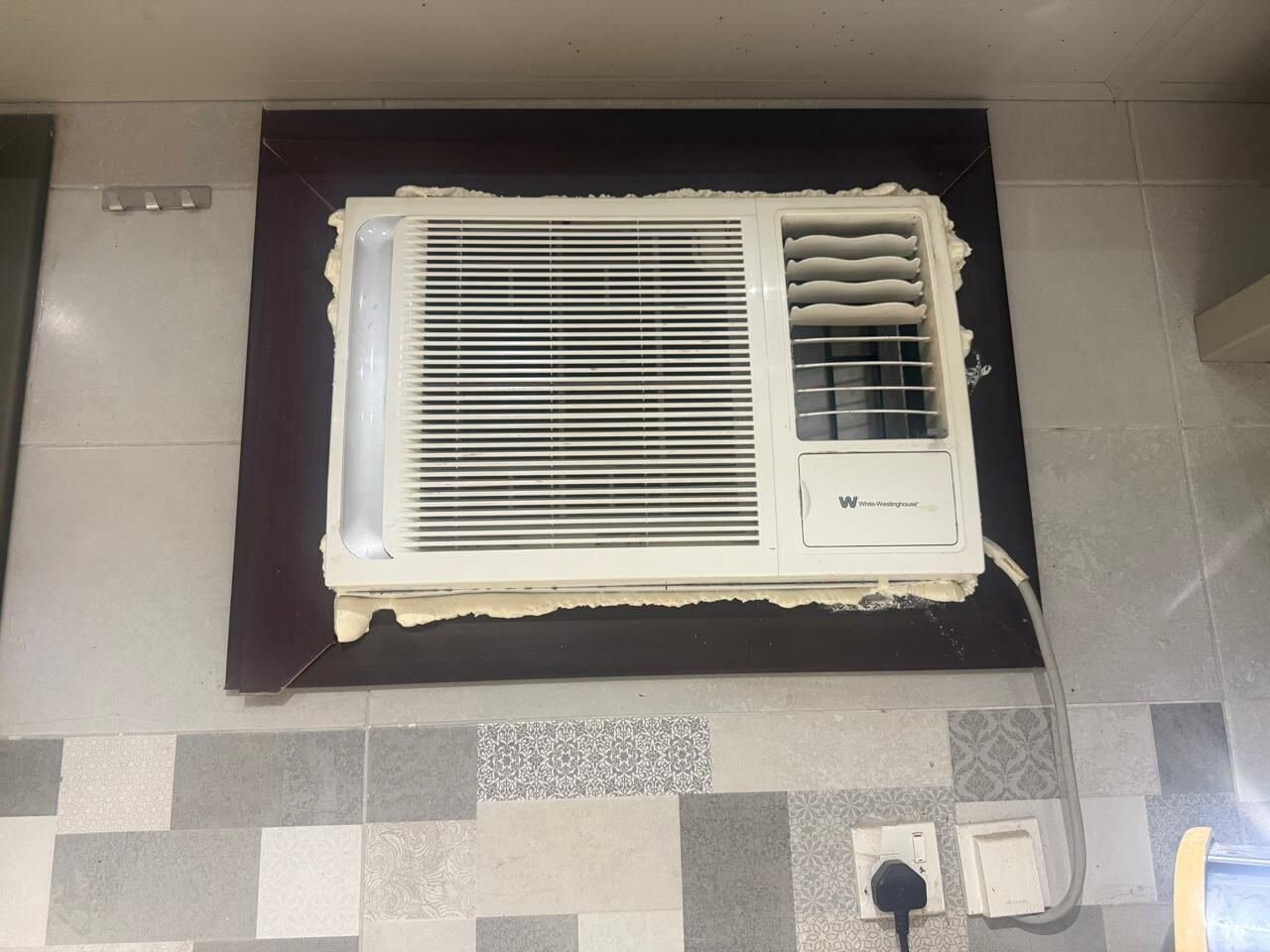 SAR 700, White Westinghouse Window Air Conditioner